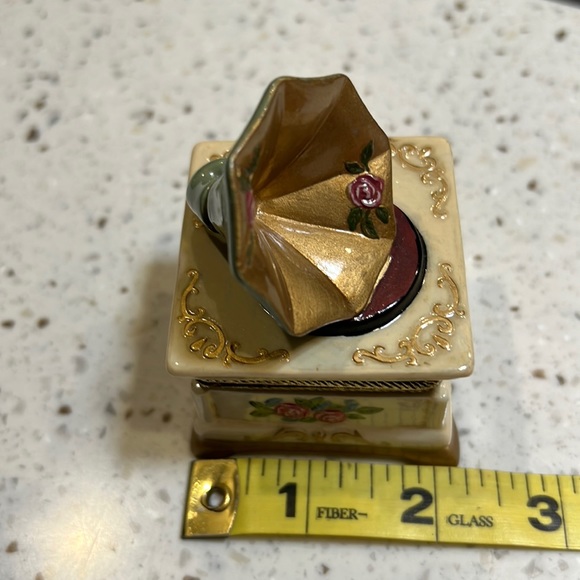 Gramophone porcelain record player trinket box embossed roses - Picture 10 of 12